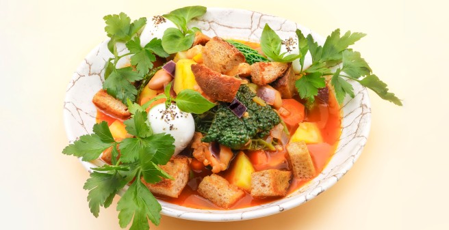 Gemüse-Brot-Suppe Ribollita mit Mozzarella
