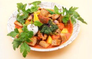 Gemüse-Brot-Suppe Ribollita mit Mozzarella