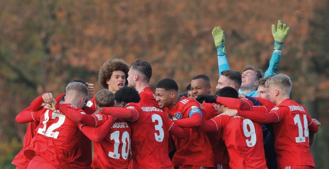 Die Spieler der U19 Mannschaft liegen sich jubelnd in den Armen, der Torwart reißt die Arme in die Höhe