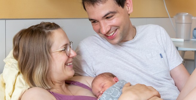 Freuen sich über ihren zweiten Sohn: Lea und Tobias mit Thilo