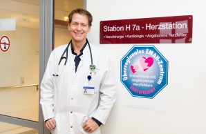 Professor Rickers vor der Tür zum Universitären Herzzentrum
