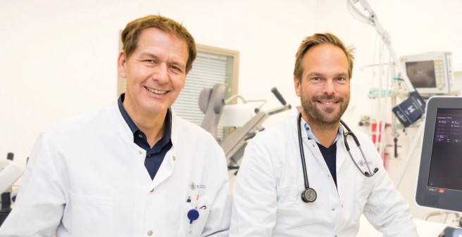Prof.Richers und Dr.Müller blicken in die Kamera