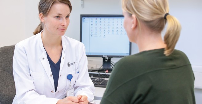 Julia Quidde aus dem Universitären Cancer Center (UCCH) unterstützt junge, geheilte Tumorpatienten, wieder in den Alltag zurückzufinde