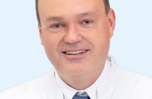 Prof. Dr. Dirk Westermann blickt lächelnd in die Kamera, eine Porträtaufnahme