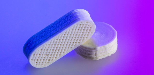 Der 3D-Drucker produziert die zuvor definierte Menge an Tabletten, deren Dosis individuell auf die Patient:innen abgestimmt ist