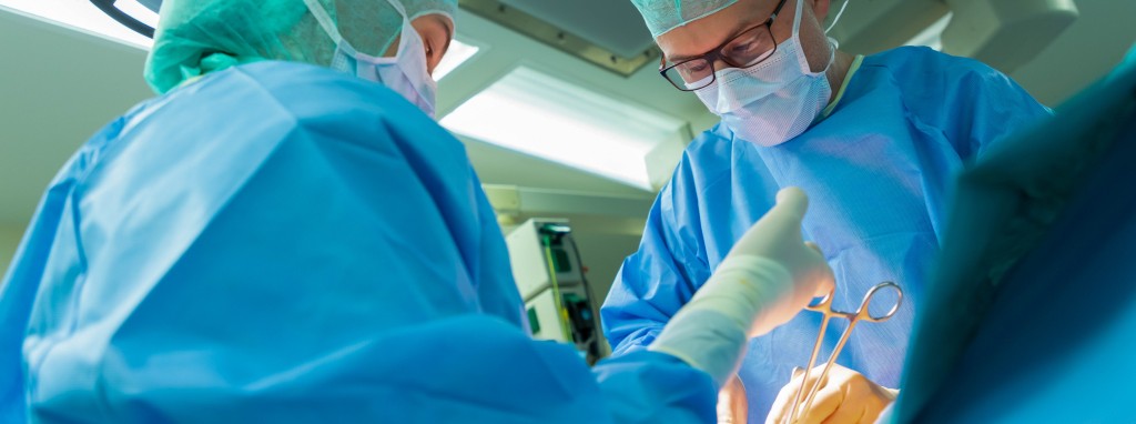 Ruhig lässt der Chirurg die Gammasonde über das Operationsfeld gleiten. An einer Stelle fängt sie plötzlich lautstark an zu vibrieren. Enttarnt! Genau hier sitzt die Metastase eines Prostatakarzinoms. 