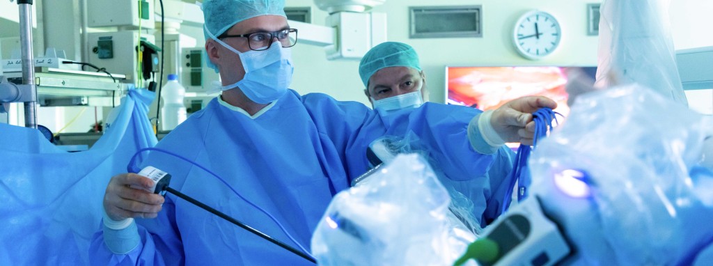 Ruhig lässt der Chirurg die Gammasonde über das Operationsfeld gleiten. An einer Stelle fängt sie plötzlich lautstark an zu vibrieren. Enttarnt! Genau hier sitzt die Metastase eines Prostatakarzinoms. 