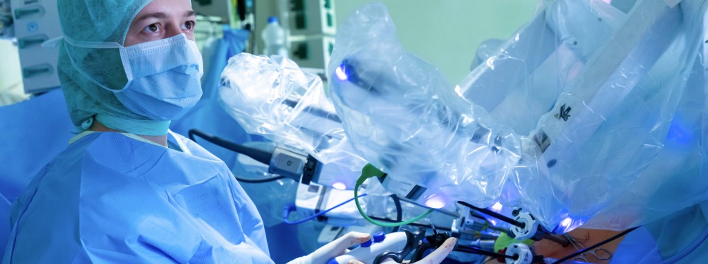 Ruhig lässt die Chirurgin die Gammasonde über das Operationsfeld gleiten. An einer Stelle fängt sie plötzlich lautstark an zu vibrieren. Enttarnt! Genau hier sitzt die Metastase eines Prostatakarzinoms. 