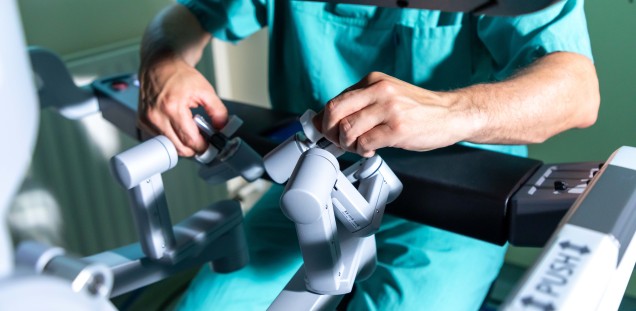 In der Martini-Klinik ist die PSMA-radioguided Surgery auch minimalinvasiv mit dem roboterassistierten Operationssystem da Vinci möglich. Operateur am da Vinci Operationssystem.
