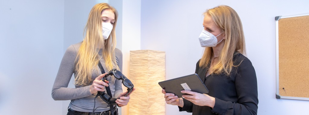 Zwänge können das Leben enorm belasten. Mit einer Expositionstherapie, bei der sich Patient:innen den auslösenden Faktoren bewusst aussetzen, lässt sich die psychische Störung wirksam behandeln. 