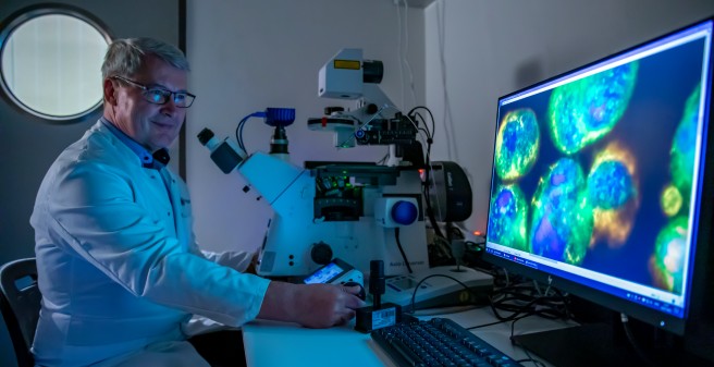 Prof. Pantel im Labor mit einem Mikroskop