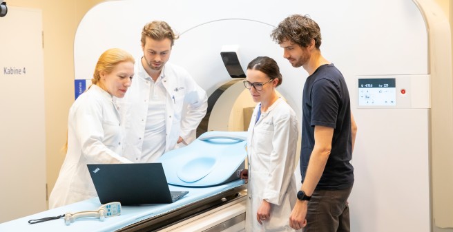 Das Team um Dr. Isabel Molwitz (l., daneben Niklas Schubert, Dr. Jennifer Erley, Graeme Campbell) wertet aktuelle Untersuchungsdaten aus