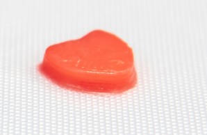 Tabletten, gedruckt mit dem 3D-Drucker in Herzform