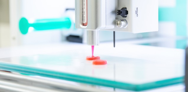 3D-Drucker für Medikamente druckt eine Tablette in Herzform