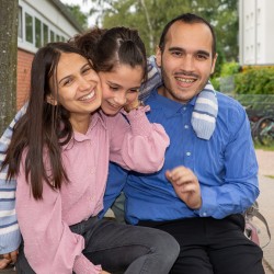ALIYA, 9 Jahre alt, hier mit ihrer Mutter Hülya und Vater Ferdi, erkrankte mit 4 Jahren an Leukämie.