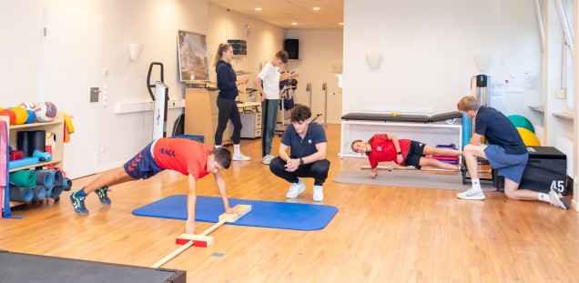 Kinder bei sportlichen Übungen beim Athleticum