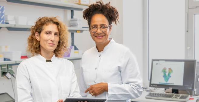 Laboransicht - Frau Prof. Topf im Gespräch mit Frau Prof. Addo
