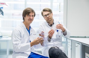 Dr. Julian Pfarr und Prof. Dr. Rouven Berndt zeigen Modelle