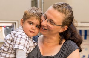 Fabian auf dem Arm seiner Mutter