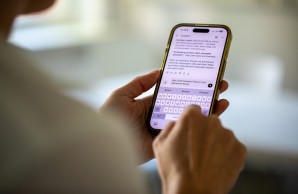 Ein Handydisplay zeigt einen Gesprächsverlauf mit ChatGPT
