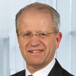 Quadratisches Porträt von Prof. Adam