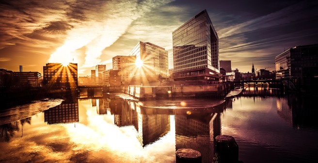 Dramatischer Sonnenuntergang in der Hamburger Hafencity