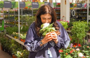 Shadi Ant genießt den Duft der Blumen in ihrem Lieblings-Gartencenter