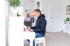 Myelom Patient Uwe am Klavier