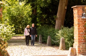 Myelom-Patient Uwe und Ehefrau Karin spazieren im Park  