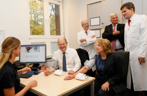 Bürgermeister Olaf Scholz und Gesundheitssenatorin Cornelia Prüfer-Storcks besuchen die Hamburg City Health Study im UKE