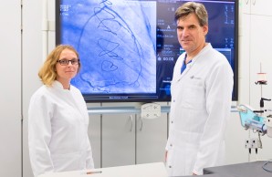 Genom_Forschung_9.jpg: v.l. Prof. Dr. Tanja Zeller, Forschungsleiterin der Kardiologie des Universitären Herz- und Gefäßzentrums des UKE mit Prof. Dr. Stefan Blankenberg, Ärztlicher Leiter des Universitären Herz- und Gefäßzentrums, im Herzkatheterlabor.