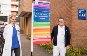  Dr. Hanna Matthews und Dr. Olaf Degen vor der Infektiologischen Ambulanz