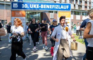 Die ersten Läufer:innen gehen auf die Strecke