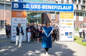 Senatorin Katharina Fegebank gibt den Startschuss zum 10. UKE-Benefizlauf