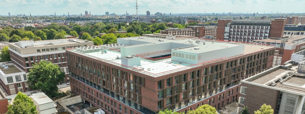 Drohenaufnahme vom neuem UHZ, im Hintergrund die Skyline von Hamburg z.B. der Fernsehtrum