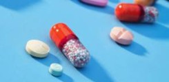Bunte Tabletten auf blauem Untergrund