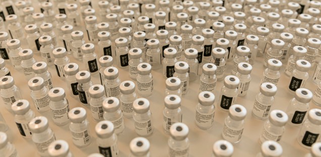 Hunderte Fläschchen des Corona-Schutzimpfstoffs Comirnaty