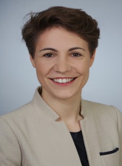 Dr. med. Lenika Calavrezos