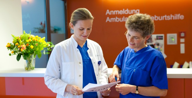 Studienärztin Dr. Anke Diemert und Hebamme Gudula