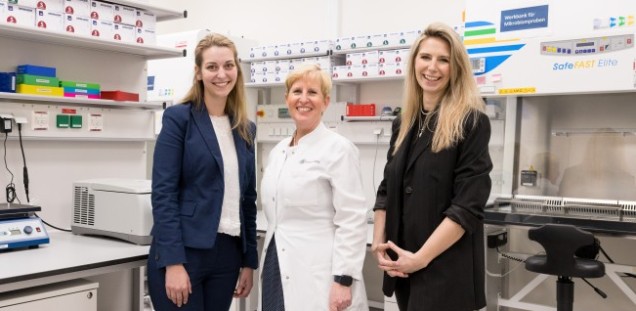 Sharay Zeyher (v.l.), Prof. Dr. Ania C. Muntau und Dr. Marta Danecka im neuen Labor des ped.UCiT