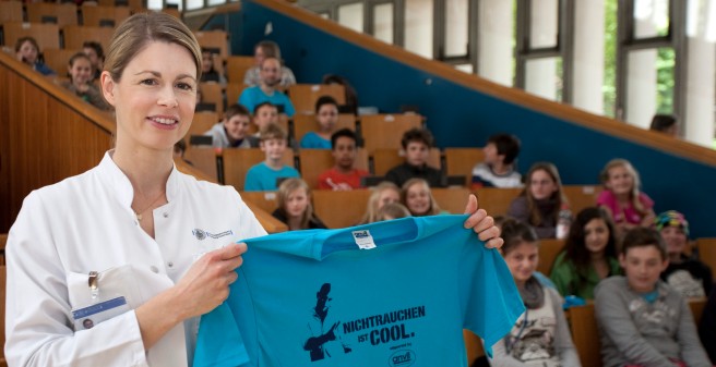 Not smoking is cool - MD Birte Andritzky with T-Shirt