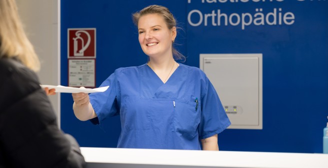 Eine Patientin wird auf der orthopädischen Station im UKE aufgenommen