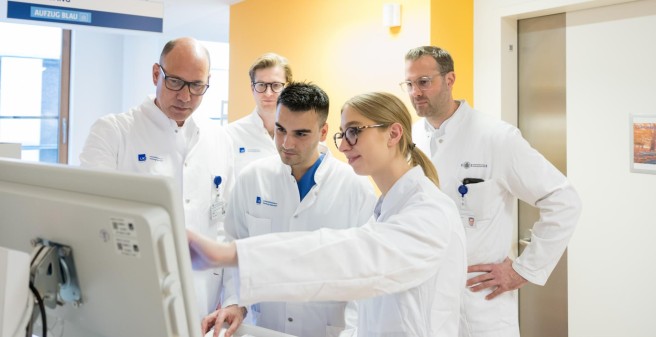 Ein Ärzt:innenteam der Orthopädie tauscht sich fachlich aus