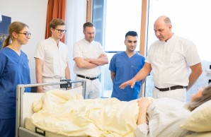 Studierende nehmen auch an der Visite am Patient:innenbett teil