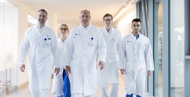 Prof. Dr. Frank Timo Beil mit einem Teil seines Ärzt:innenteams