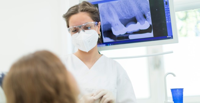 Zahnmedizinische Fachangestellte Johanna Bücheleres bei der Patientenaufnahme im Behandlungszimmer der Zahnärztlichen Prothetik