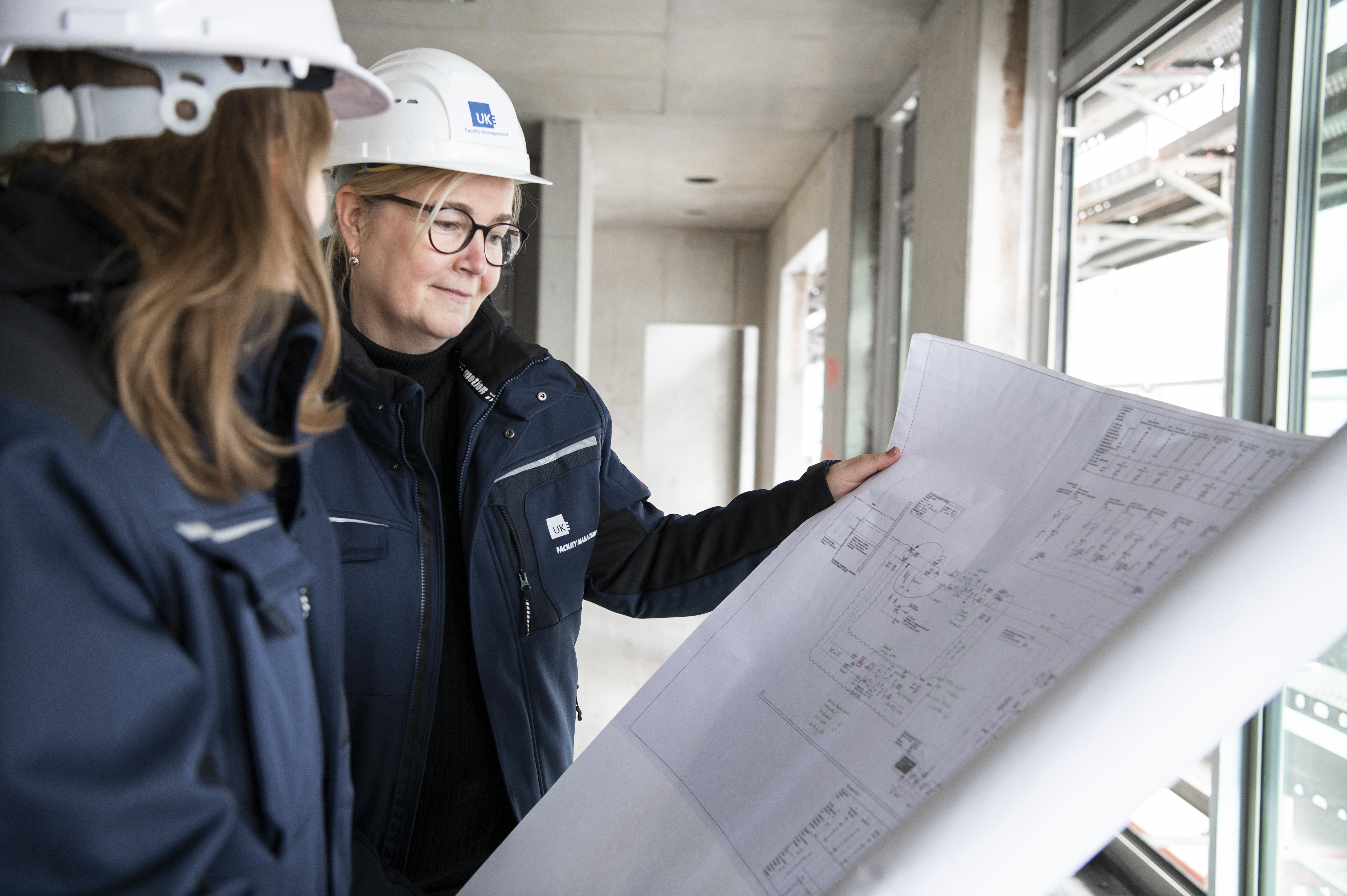 Mitarbeiterinnen mit Bauplan
