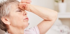 Frau mit Kopfschmerzen