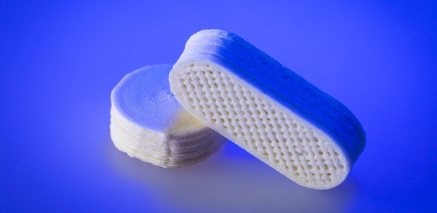 Bild von zwei 3D-gedruckten Tabletten in zylindrischer und in oblong Form