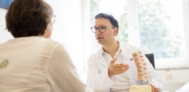 Rouzbeh Zohri, Facharzt für Osteologie, im Anamnesegespräch